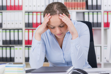 gestresste frau im büro