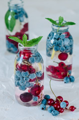 Sparkling water with berry and mint