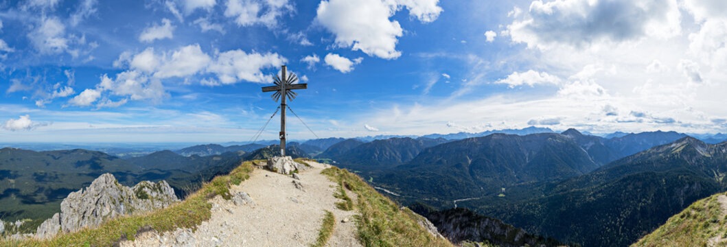 Gipfelkreuz in den Bergen