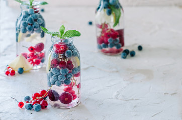 Sparkling water with berry and mint