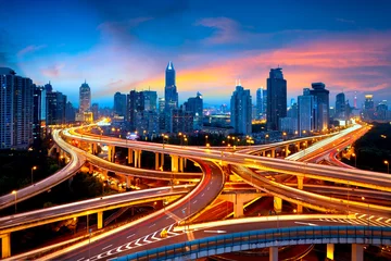 Abwaschbare Fototapete Shanghai Shanghai erhöhte Straßenkreuzung und Autobahnüberführung bei Nacht, Shanghai China