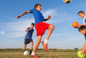 Naklejka premium Boy on the football training