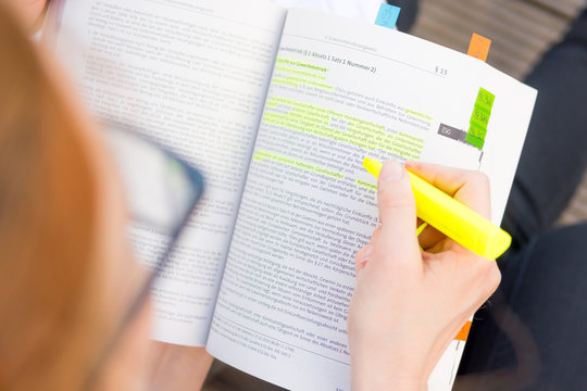 sch&uuml;ler markiert textausschnitte