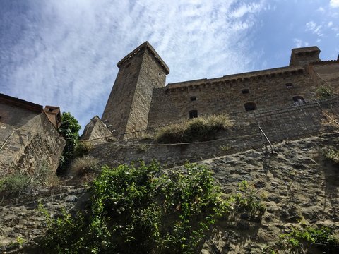rocca medievale su una rupe vista dal basso