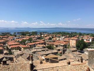 Fototapeta premium vista sui tetti con lago all'orizzonte