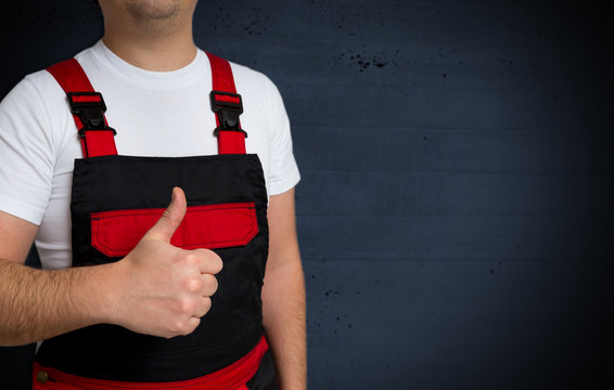daumen hoch wird von handwerker gezeigt