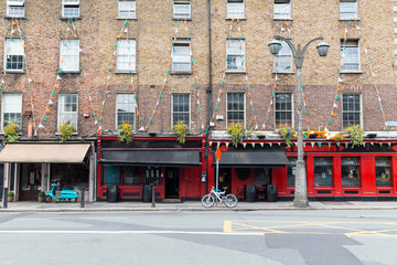 Fototapeta premium budynek z barem lub pubem na ulicy miasta Dublin