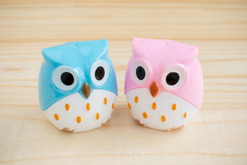 Obraz premium Two owl cartoon on wood table
