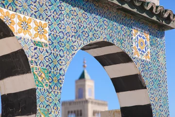Foto op Plexiglas Islamitisch keramisch decoratiepatroon op de muur in Tunis, de dop © Calin Stan