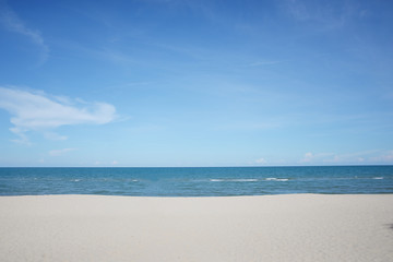 Fototapeta na wymiar Natural white sand and sea with blue sky