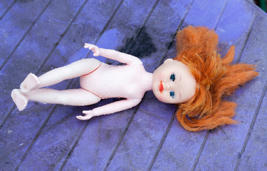doll thrown in the rain looking for the owner