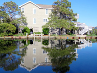 Obraz premium South Bethany house and its reflection 2016