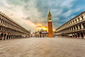Fototapete Markusplatz mit Campanile und Markusdom im Sonnenaufgang. Der Hauptplatz der Altstadt. Venedig, Italien. © LALSSTOCK