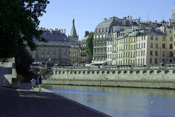 Jogging matinal sur les quais de la Seine à Paris, France