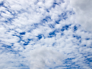 Obraz premium Clear blue sky with white cloud background