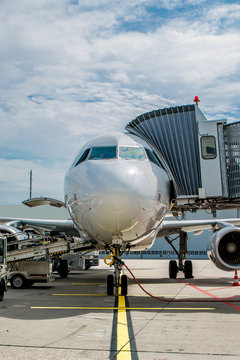 Flugzeug an der Fluggastbr&uuml;cke