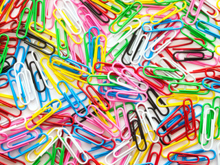 Fototapeta na wymiar Pile of colorful paper clip on white background