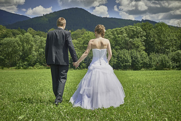 Fototapeta premium Newlyweds in a meadow