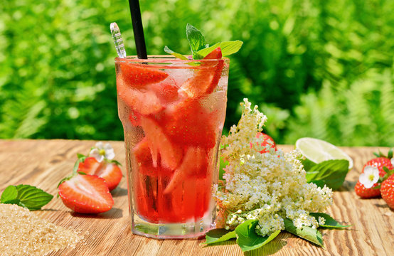 Cocktail mit Erdbeeren, Holunderbl&uuml;tensirup und Limette