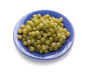 ягоды на синей тарелке