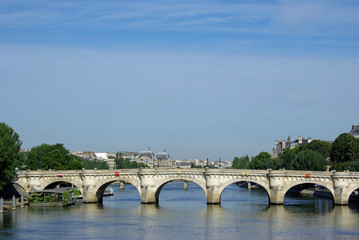 Fototapeta na wymiar Matin d'été sur le pont Neuf à Paris, France