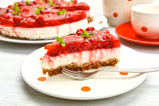 Frische Himbeertorte auf einem Teller