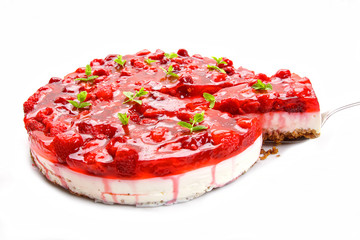 Himbeertorte auf hellem Hintergrund