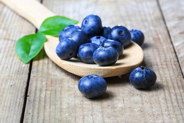 Heidelbeeren auf Holzlöffel