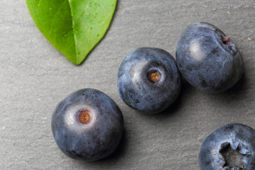 Heidelbeeren auf Steinplatte
