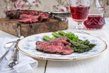 Barbecue Entrecote Steak mit grünen Spargel