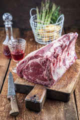 Dry aged Cote de Boeuf mit grünen Spargel