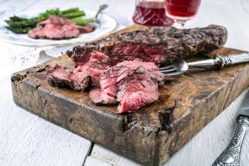 Barbecue Entrecote Steak mit grünen Spargel