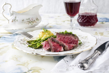 Hüftsteak mit grünen Spargel und Kartoffelpüree