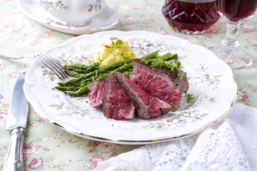 Hüftsteak mit grünen Spargel und Kartoffelpüree