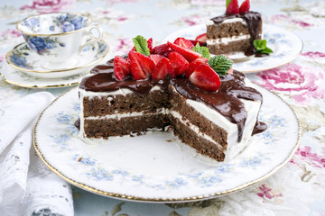 Schokonusskuchen mit Erdbeeren