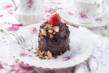 Schokoladentorte mit Nüssen und Erdbeere