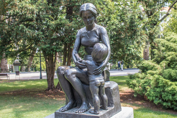 Fototapeta na wymiar Monumento a Maternidad de Oviedo Spanien Nordspanien Asturien (Asturias)