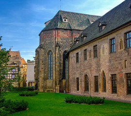 Obraz premium Unterlinden Museum lateral view in Colmar, France
