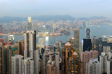 Obraz premium Hong Kong Skyline and Victoria Harbour at dusk from Victoria Peak on Hong Kong Island.