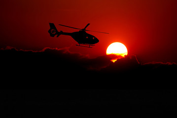 Hubschrauber Sonnenuntergang - obrazy, fototapety, plakaty