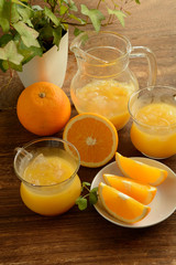 オレンジとオレンジジュース　木目背景

