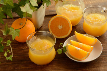 オレンジとオレンジジュース　木目背景


