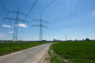 Feldweg mit Strommasten