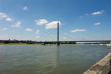 Fototapeta na wymiar Schrägseilbrücke