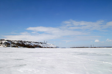 Fototapeta na wymiar Winter on the river