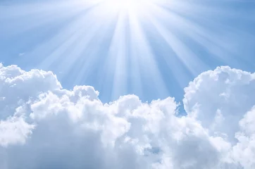 Blauer Himmel mit Wolken und Sonne. © stylettt