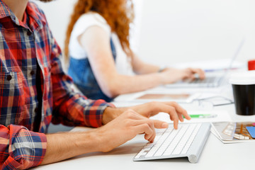 Naklejka premium Hands typing on the keyboard