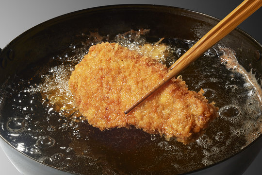 とんかつ(調理中)