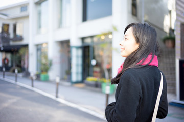 ショッピングする女性