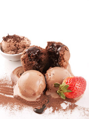 Helado de chocolate con muffins de chocolate sobre fondo blanco. Vista superior. Copy space